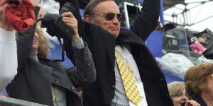Bob Carr performs the Mexican wave at the beach volleyball at Bondi during the Olympics.