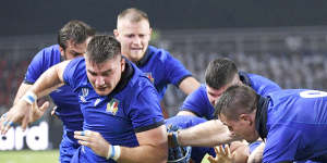 Italy's players carry the ball forward in a maul on the way to a penalty try against Canada.