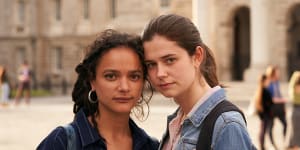 Sasha Lane (Bobbi) and Alison Oliver (Frances) are college students and former lovers in Conversations with Friends.