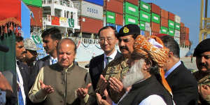 Pakistani Prime Minister Nawaz Sharif,centre left,prays near Chinese Ambassador to Pakistan Sun Weidong,centre,after inaugurating a new international trade route during a ceremony at the Gwadar port.