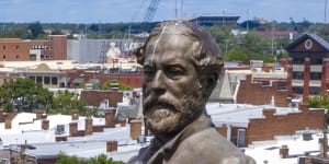 The statue of General Robert E. Lee is the only Confederate monument left on Monument Avenue in Richmond,Virginia. 