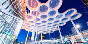 2F2AT85 UTRECHT,NETHERLANDS - FEBRUARY 28,2020:Utrecht Centraal Railway Station from Station Square with Hoog Catharijne shopping mall at twilight. SatFeb11OneOnly Photo:Alamy