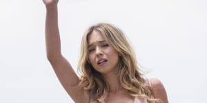 After the end of the Hollywood actors’ strike,Sydney Sweeney was back at Bondi Beach for additional filming on Will Gluck’s romantic comedy Anyone But You on Friday morning. 