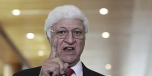 Bob Katter demands inquiry into foreign influence on Australian universities