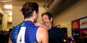  Robert Murphy of the Bulldogs chats with acting captain Marcus Bontempelli.