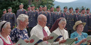 Some of Georg von Trapp’s children,(from left) Maria,Eleonore,Werner,Rosmarie and Agathe sing at a mass in 1997,on the 50th anniversary of his death. 