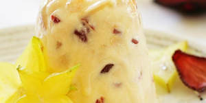 Ice-cream puddings with star fruit and strawberry flakes.