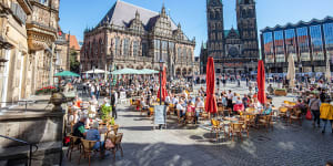 Bremen’s town hall,market square and St Peter’s Cathedral.