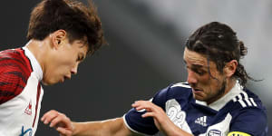 Victory's Marco Rojas (right) battles with FC Seoul's Cho Young.