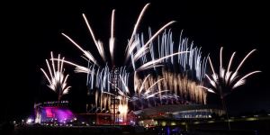 BIRMINGHAM,ENGLAND - AUGUST 08:A general view of fireworks during the Birmingham 2022 Commonwealth Games Closing Ceremony at Alexander Stadium on August 08,2022 on the Birmingham,England. (Photo by Stephen Pond/Getty Images)