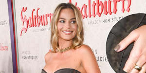 Margot Robbie sported short squoval nails in khaki at the Saltburn premiere.