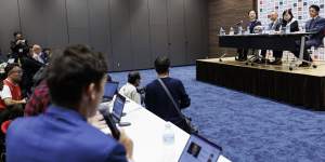 The Herald’s Tom Decent asks a question of Eddie Jones at his press conference in Tokyo on Thursday. 