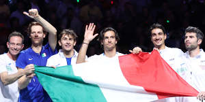 Italy’s Davis Cup team,including Sinner (second from left),celebrates in Malaga.