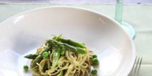 Green tea noodles with fresh asparagus,peas and a creamy dill&avocado sauce