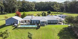 Mill Run is a luxury residence on a 31-hectare farm with Charolais cattle.