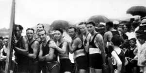 The “father of surfing”,Duke Kahanamoku,holding a board,with members of the Cronulla Surf Lifesaving Club in the summer of 1915.