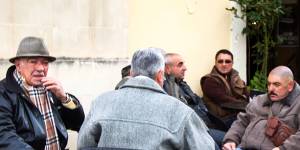 Older men gather in bars,on park benches and in the piazzas each morning.