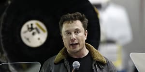The main challenger to Bezos’s potential crown is Elon Musk,whose company SpaceX is hoping to put astronauts on the Moon by 2024,and Mars soon after.