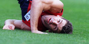 Melbourne’s Shaun Smith,one of the ex-players threatening to sue,hits the ground after attempting a mark in 1998.