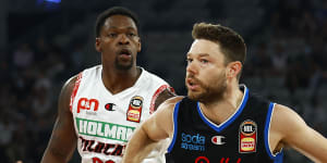 Dellavedova earns return to NBA with Sacramento Kings;United sign new import