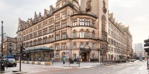 Located at the main train station,the hotel is within easy walking distance of everywhere in central Glasgow.