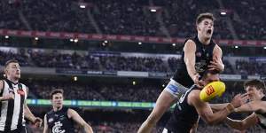 Nic Newman of the Blues attempts to mark the ball during the round 20 AFL match between Collingwood Magpies and Carlton Blues.