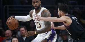 LeBron powers Lakers to victory,Bucks achieve best start to a season