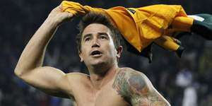 Australia's Harry Kewell,who scored the winning goal in extra-time,celebrates after their 2011 Asian Cup quarter-final soccer match against Iraq at Al Sadd stadium in Doha in this January 22,2011 file photo. Sydney FC are in talks with representatives of Kewell with the aim of bringing the Australia international back home to play in the A-League next season. The 32-year-old forward,Australia's first world class player,has not been been offered a new contract by Galatasaray after three years at the Turkish club and his manager Bernie Mandic is entertaining offers. Picture taken January 22,2011.