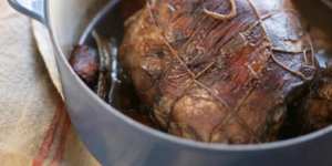 Pot-roasted leg of lamb in red wine
