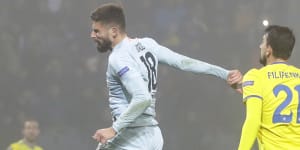 Giroud's winner sends Chelsea through in Europa League