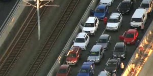 Commuters stranded on Kwinana Freeway for up to five hours after fatal crash