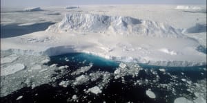 Antarctica’s sea ice has extended by a record low amount this winter,and scientists can’t explain why.