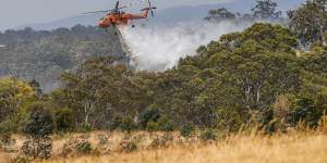 Experts are calling for a change in firefighting tactics,including the rapid water-bombing of new fires.
