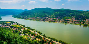 Danube River cruise,Hungary:Paddling the Danube - another way to admire the scenery