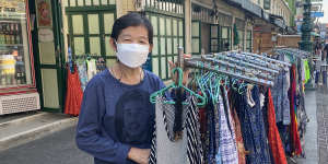 Thaunaut,a Thai clothing vendor,has found business slow going on Khaosan Road. 