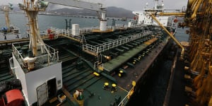 Despite sanctions,Iranian oil quietly floods global market again