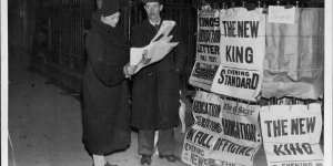 Londoners read the evening news about Edward VIII’s abdication,December 11,1936. 