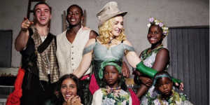 Madonna with her six children,four of whom are adopted from Malawi in south-eastern Africa.