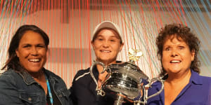 Barty holds the trophy alongside Catherine Freeman and Evonne Goolagong Cawley.