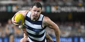 Patrick Dangerfield looks to shrug off a tackle.