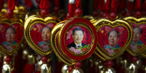 Souvenirs depicting Xi Jinping and the founder of the PRC,Mao Zedong.