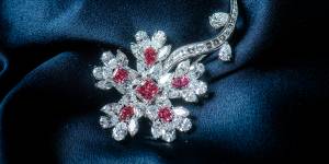 The exhibition includes the Red Winter Brooch,which features six pink diamonds. 