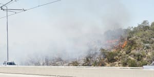 Bushfire brings southbound Kwinana Freeway traffic to a halt