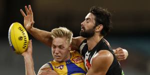 Oscar Allen of the Eagles and Collingwood’s Brodie Grundy go head to head.