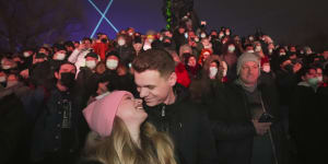 A couple kiss while attending a concert during New Year’s celebrations in Bucharest,Romania,on December 31,2021.