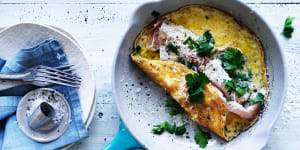 Good eggs,good butter,a good pan,a little salt and pepper and a warm plate are essential for a good omelette.