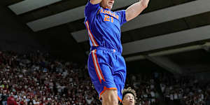 Florida big man Alex Condon throws down a dunk against Alabama.