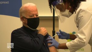Ο εκλεγμένος πρόεδρος Joe Biden έλαβε σήμερα την πρώτη δόση του εμβολίου Pfizer και BioNTech coronavirus στο κοινό. 