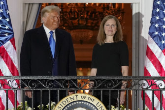 Le président Donald Trump et Amy Coney Barrett se tiennent sur le balcon de la salle bleue en 2020 après avoir prêté serment en tant que juge de la Cour suprême.