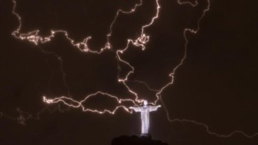 Lightning Breaks Finger Off Rio S Christ